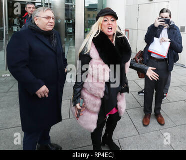 Verwandte von David Byrne, die im Regency Hotel in Dublin im Jahr 2016 ermordet wurde reagieren ausserhalb des Special Criminal Court in Dublin nach Gebühren, wo gegen Patrick Hutch fallengelassen. Stockfoto