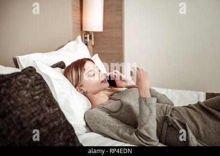 Eine Frau, die ihrer Familie während einer Geschäftsreise in ein anderes Land Stockfoto