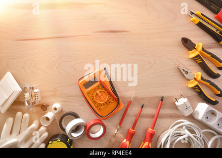 Elektrische Reparaturen Werkzeuge auf Holztisch mit Flair. Horizontale Komposition. Ansicht von oben. Stockfoto