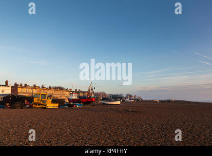 Fischerboote am Strand von Aldeburgh an einem klaren Februar Morgen Stockfoto