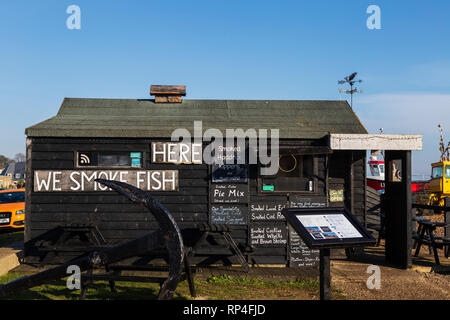 Fiishermans Hütte am Strand in Aldeburgh Verkauf vor Ort gefangenen und geräuchertem Fisch Stockfoto