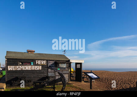 Fiishermans Hütte am Strand in Aldeburgh Verkauf vor Ort gefangenen und geräuchertem Fisch Stockfoto