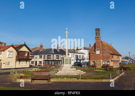 Der Moot Hall und Museum in Aldeburgh an einem hellen und sonnigen Februar Morgen Stockfoto