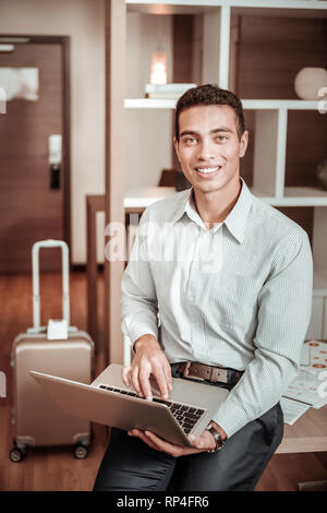 Fröhliche Geschäftsmann Gefühl vor wichtige Verhandlung aufgeregt Stockfoto