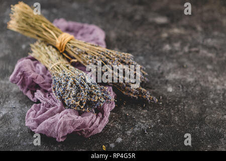 Zwei getrocknete Lavendel auf dunklen Holztisch Stockfoto