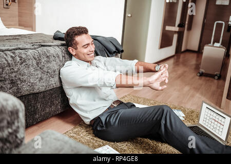 Geschäftsmann Gefühl glücklich nach Abschluss der Arbeiten am Projekt Stockfoto