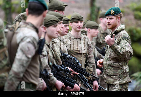 Der Herzog von Sussex bei einem Besuch in 42 Commando Royal Marines an ihrer Basis in Bickleigh. Stockfoto