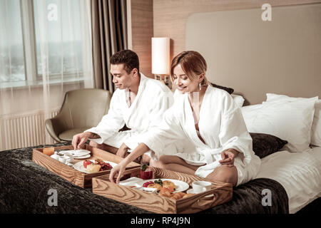 Unternehmer entspannte Gefühl beim Frühstück im Bett Stockfoto