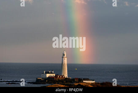 Regenbogen über der St Mary's Leuchtturm in Whitley Bay, wie die Sonne. Stockfoto