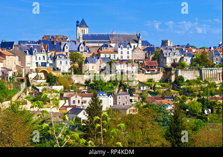 Blick auf eine kleine Stadt Thouars, Frankreich. Viele Häuser mit Türmen und grauen Dächern unter grünen Bäumen und Dächern. Warme Frühling Morgen, vibrant blue sky Stockfoto