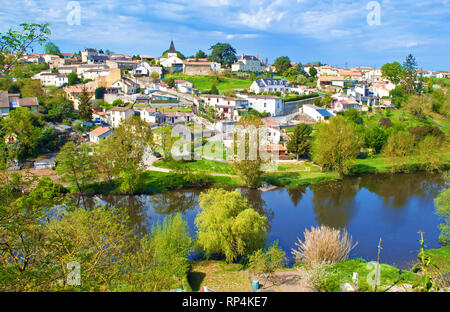 Ansicht auf einem französischen Dorf über Thouet Fluss in einer kleinen Stadt von Thouars, Frankreich. Viele Häuser unter grünen Bäumen und Dächern. Warme Frühling Morgen, Vibr Stockfoto