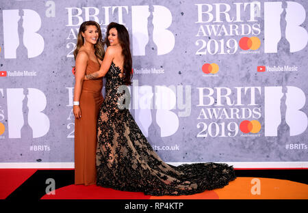 Jesy Nelson und ihr Gast Dilem (links) Teilnahme an der Brit Awards 2019 in der O2 Arena in London. Stockfoto
