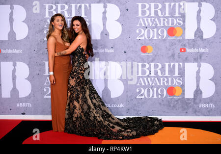 Jesy Nelson und ihr Gast Dilem (links) Teilnahme an der Brit Awards 2019 in der O2 Arena in London. Stockfoto