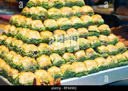 Östliche Spezialitäten in einem breiten Spektrum, Baklava, Turkish Delight mit Mandel-, Cashew und Pistazien auf Platten Stockfoto