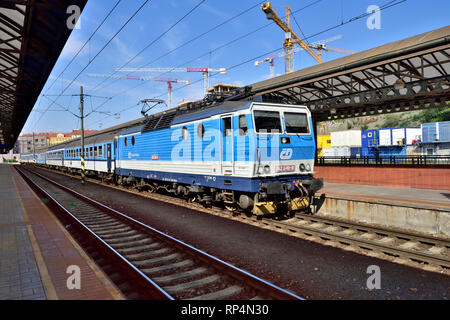 Elektrifizierte Passagier Regionalbahn am Gleis, Prager Hauptbahnhof, Tschechische Republik Stockfoto