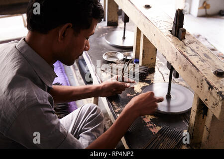 Handwerker poliert Edelsteine in eine kleine Fabrik. Stockfoto