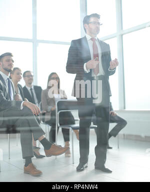 Manager macht einen Bericht an den Leiter der Projekt Stockfoto