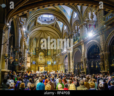 Montserrat, Spanien, April 23, 2017: die Menschen sind, die in der Basilika von Montserrat für L'Escolania Chor Leistung gesammelt Stockfoto