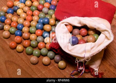 Ton marmoriert (Kugeln). Retro Spielzeug. Vintage Spielzeug. Schießen (Roll/Wiedergabe) marmoriert Stockfoto