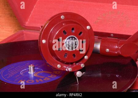 Bild zeigt vintage Gramophone berühmten tschechischen Marke Supraphone. Die rote wind-up Grammophon und Schallplatte Marke Ultraphon. Stockfoto