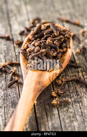 Nelke, getrocknete Nelke Gewürz in Löffel aus Holz. Stockfoto