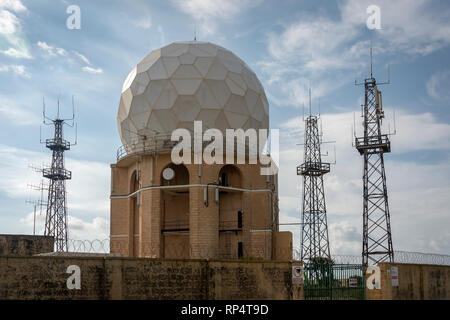 Radar Dome an der Spitze von Dingli Cliffs, Malta. Stockfoto