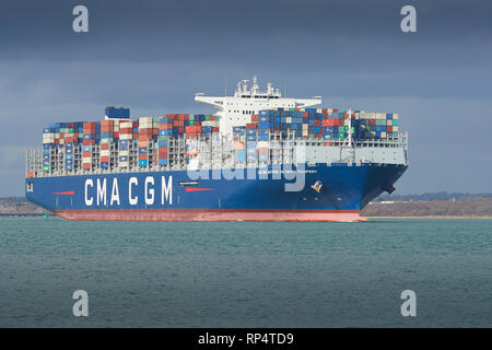 Die ultra-large, 400 Meter, Containerschiff, CMA CGM Antoine de Saint Exupery, Abfahrt Southampton, Hampshire, Großbritannien. 19. Februar 2019. Stockfoto