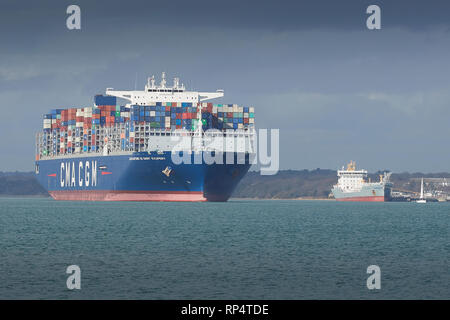 Die ultra-large Container schiff, CMA CGM Antoine de Saint Exupery, Abfahrt Southampton, Hampshire, Großbritannien. 19. Februar 2019. Stockfoto