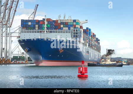 Die ultra-large Container schiff, CMA CGM Antoine de Saint Exupery, Abfahrt der Southampton Container Terminal, Hampshire, UK. 19. Februar 2019. Stockfoto