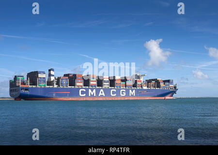 Die ultra-large Container schiff, CMA CGM Antoine de Saint Exupery, Abfahrt Southampton, Hampshire, Großbritannien. 19. Februar 2019 Stockfoto