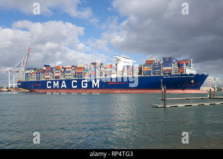 Die ultra-large Container schiff, CMA CGM Antoine de Saint Exupery, Abfahrt der Southampton Container Terminal, Hampshire, UK. 19. Februar 2019. Stockfoto