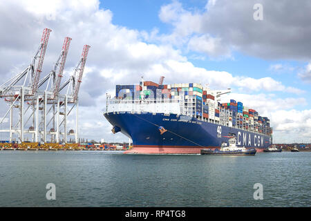 Die ultra-large Container schiff, CMA CGM Antoine de Saint Exupery, Abfahrt der Southampton Container Terminal, Hampshire, UK. 19. Februar 2019. Stockfoto