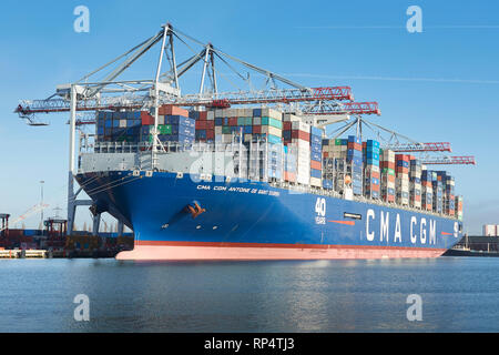 Die ultra-large Container schiff, CMA CGM Antoine de Saint Exupery, Be- und Entladen der Container Terminal Southampton, Hampshire, Großbritannien. Stockfoto