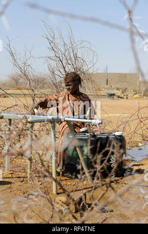 BURKINA FASO Dori, malischer Flüchtlinge im Flüchtlingslager Goudebo des UNHCR in der Nähe der Grenze zu Mali, flohen sie durch Krieg und islamistischen Terror im Norden Malis, Wasserversorgung/BURKINA FASO Dori, malische Fluechtlinge im Fluechtlingslager Goudebo des Hilfswerks der Vereinten Nationen UNHCR, sie sind vor dem Krieg und islamistischem Terror aus ihrer Heimat geflohen, Wasserversorgung in Nordmali Stockfoto