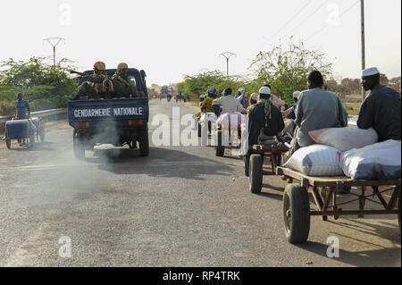 BURKINA FASO Dori, wachsender islamistischer Terror in dieser Region, diese Region wird als rote Zone in Verbindung mit Terroranschlägen und Unsicherheit erklärt, bewaffnete Polizeipatrouille auf dem Weg zum Goudebo Flüchtlingslager an der Grenze zu Mali Stockfoto