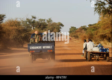 BURKINA FASO Dori, wachsender islamistischer Terror in dieser Region, diese Region wird als rote Zone in Verbindung mit Terroranschlägen und Unsicherheit erklärt, bewaffnete Polizeipatrouille auf dem Weg zum Goudebo Flüchtlingslager an der Grenze zu Mali Stockfoto