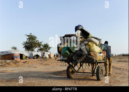 BURKINA FASO Djibo, Ankunft der malischen Flüchtlinge im Flüchtlingslager Mentao des UNHCR, die durch Krieg und islamistischen Terror im Norden von Mali und Burkina Faso Djibo flohen, malische Fluechtlinge im Fluechtlingslager Mentao des Hilfswerks der Vereinten Nationen UNHCR, sie sind vor dem Krieg und islamistischem Terror aus ihrer Heimat in Nordmali geflohen Stockfoto