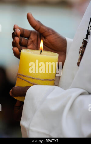 NIGER Maradi, katholische Kirche, die Heilige Messe/NIGER Maradi, katholische Kirche, Gottesdienst, Messdiener, mit Kerze Stockfoto