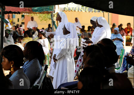 NIGER Maradi, katholische Kirche, die Heilige Messe und Weihe des neuen Nonnen des ervantes de Christus' Stockfoto