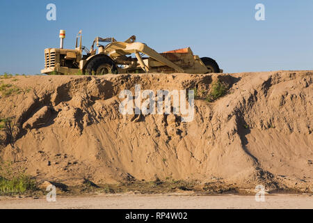 Lader auf einem Damm der Sand in einer kommerziellen Sandkasten Stockfoto