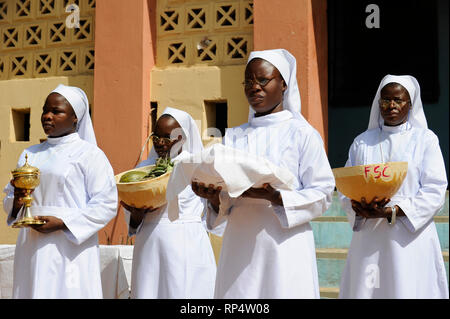 NIGER Maradi, katholische Kirche, die Heilige Messe und Weihe des neuen Nonnen des ervantes de Christus' Stockfoto