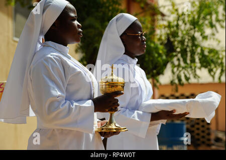 NIGER Maradi, katholische Kirche, die Heilige Messe und Weihe des neuen Nonnen des ervantes de Christus' Stockfoto