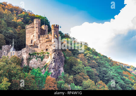 Schöne Burg Rheinstein am Hang entlang des Rheins in GermanyThe schöne Burg Rheinstein am Hang entlang des Rheins in Deutschland Stockfoto