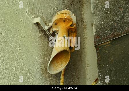 Alte Hupe an der Wand. Alte Fabrik Hupe. Close-up. Stockfoto