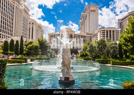 LAS VEGAS, Nevada - Mai 17, 2017: Blick von Las Vegas mit Statue und Brunnen aus dem Caesar's Palace in Aussicht. Stockfoto