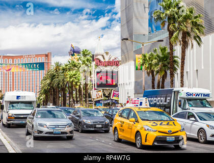 LAS VEGAS, Nevada - Mai 17, 2017: Trafficc entlang Las Vegas Boulevard mit Autos und Resort Casino in Aussicht. Stockfoto