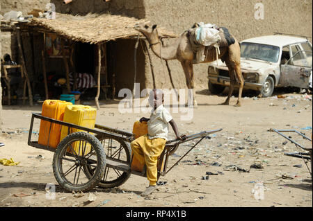 NIGER Maradi, Verkauf von Trinkwasser in Slum/NIGER Maradi Wasserverkauf in einem Slum Stockfoto