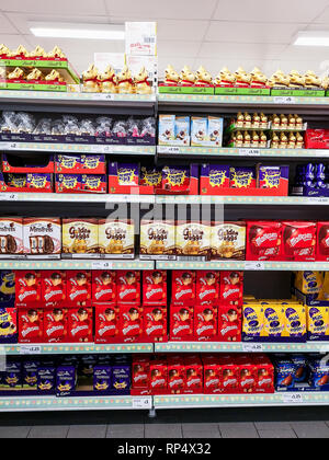 Manchester, UK-Feb 18th, 2019: Auswahl von verschiedenen Schokolade Ostereier auf Regalen in einem Shop vor den Osterferien. Stockfoto