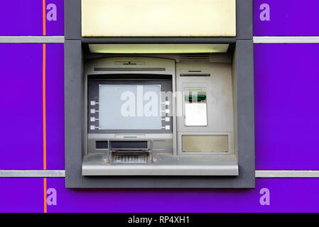 Alt, dreckig ATM auf der Straße ohne Menschen Stockfoto