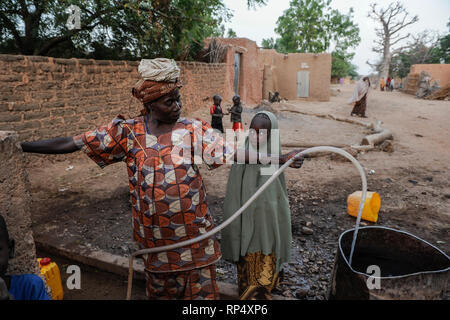 NIGER, Sahel, Zinder, Wasserversorgung im Dorf BABAN TAPKI/Wasserversorgung, Dorfbewohner holen Wasser von einem Brunnen Stockfoto